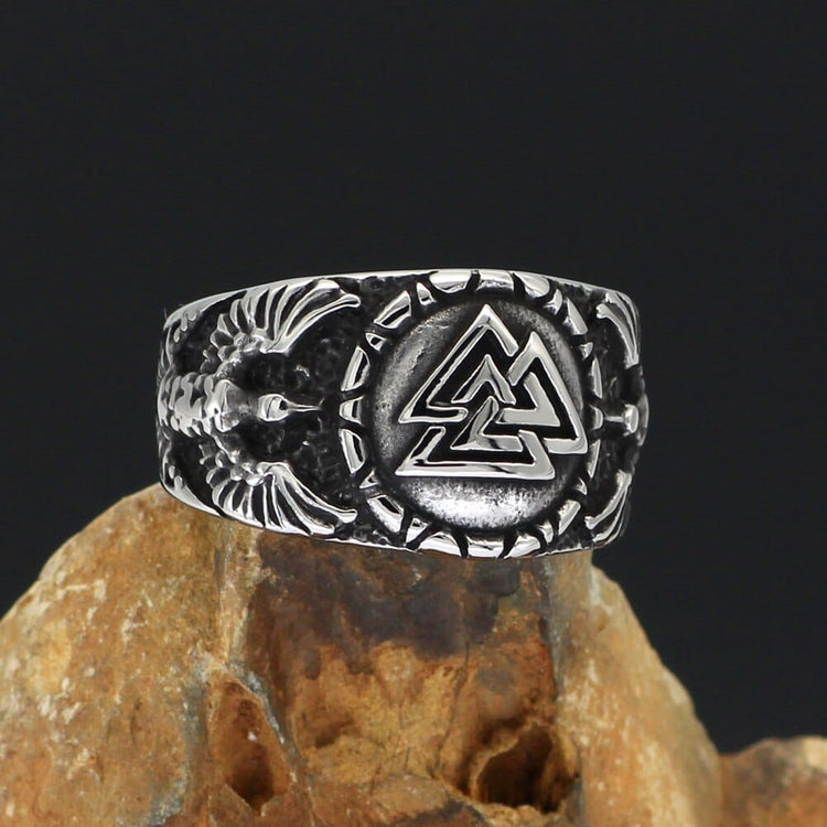 Valknut ring worn by Odin's ravens Valknut ring worn by Odin's ravens