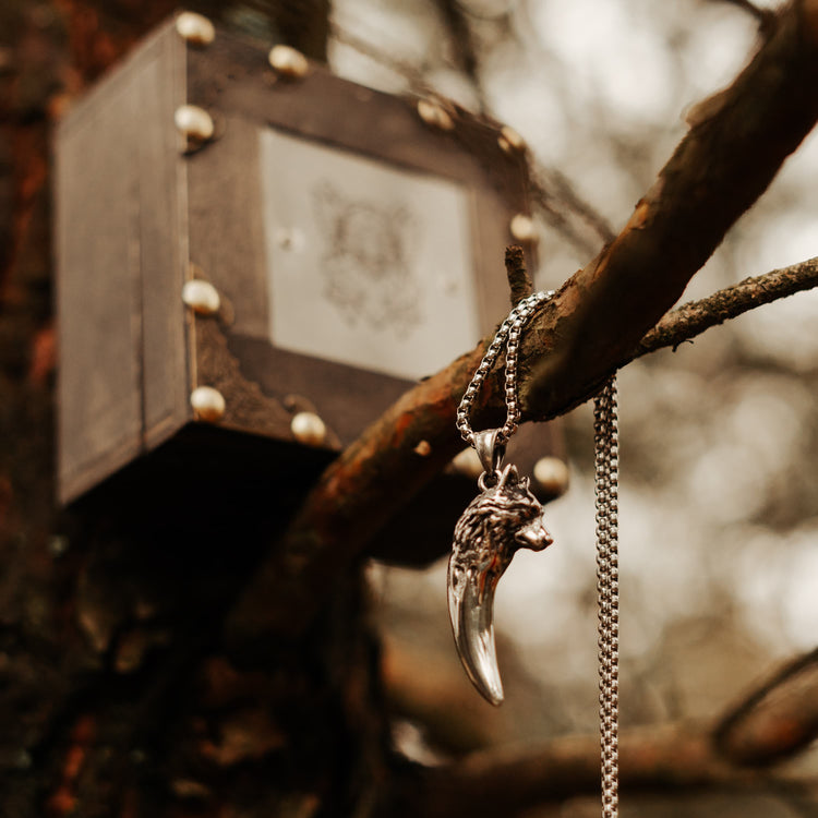 'Never give up' wolf necklace 'Never give up' wolf necklace