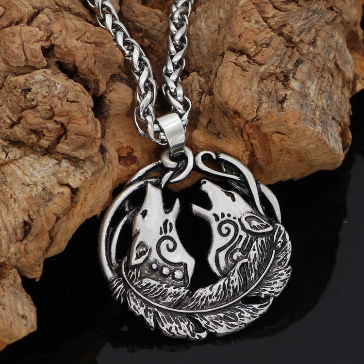 Wolf howling necklace Wolf howling necklace