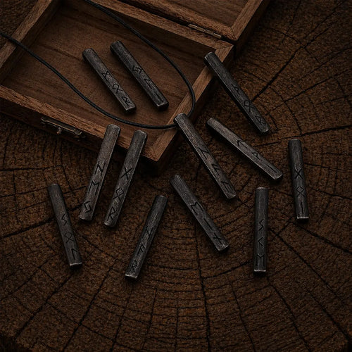 Collier nordique Amulette viking du Futhark l'alphabet runique - acier inoxydable - Odins Hall